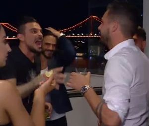 Les Marseillais Australia : Kevin et Paga embrassent des inconnues !