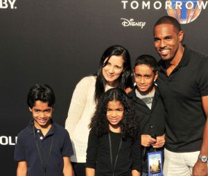 Jason George, sa femme et leurs enfants