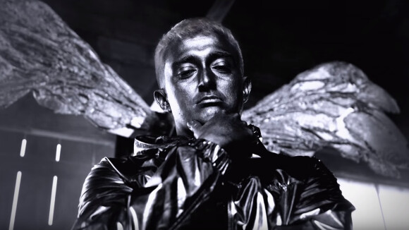 Clip "Gris" : Vald en ange déchu recouvert de gris ?