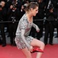 Kristen Stewart finit la montée des marches pieds nus à la projection de BlacKkKlansman à Cannes le 14 mai 2018  