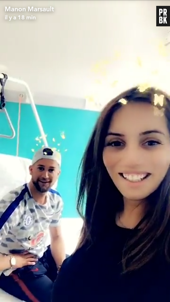 Paga (Moundir 3) rend visite à Manon Marsault à l'hôpital après son accouchement