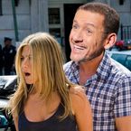 Dany Boon en flic face à Jennifer Aniston dans un film sur Netflix