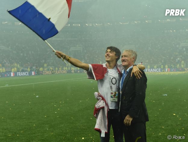 Didier Deschamps et son fils Dylan fêtent la victoire des Bleus lors de la Coupe du Monde 2018 le 15 juillet à Moscou