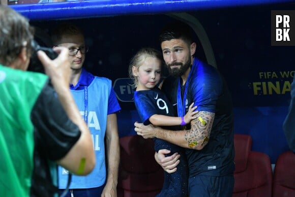 Olivier Giroud et sa fille Jade fêtent la victoire des Bleus lors de la Coupe du Monde 2018 le 15 juillet à Moscou