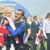 Antoine Griezmann et sa fille Mia fêtent la victoire des Bleus lors de la Coupe du Monde 2018 le 15 juillet à Moscou