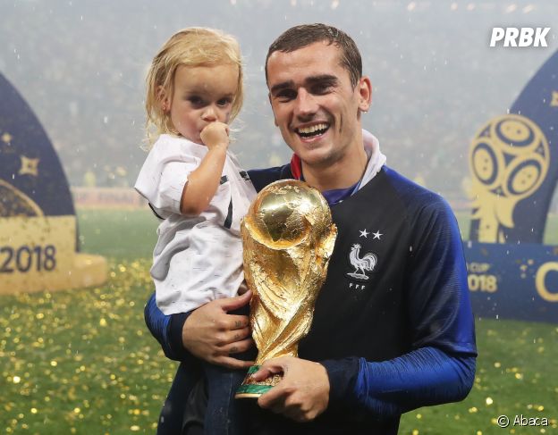 Antoine Griezmann et sa petite Mia fêtent la victoire des Bleus lors de la Coupe du Monde 2018 le 15 juillet à Moscou