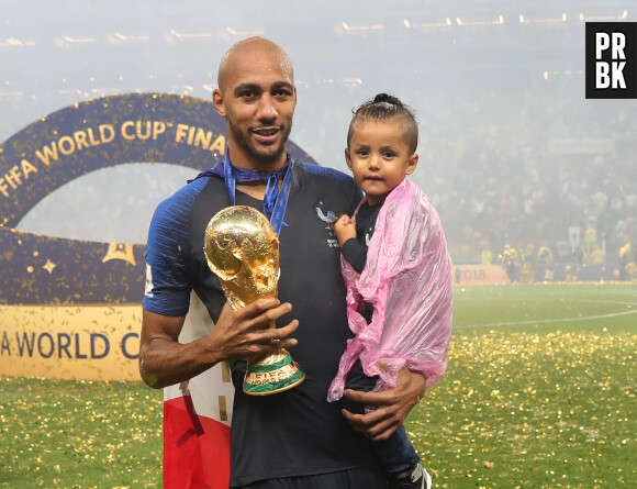 Steven Nzonzi et sa fille fêtent la victoire des Bleus lors de la Coupe du Monde 2018 le 15 juillet à Moscou