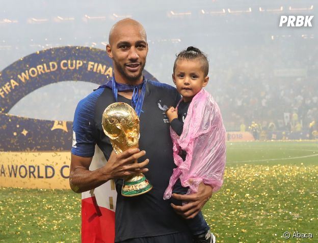 Steven Nzonzi et sa fille fêtent la victoire des Bleus lors de la Coupe du Monde 2018 le 15 juillet à Moscou
