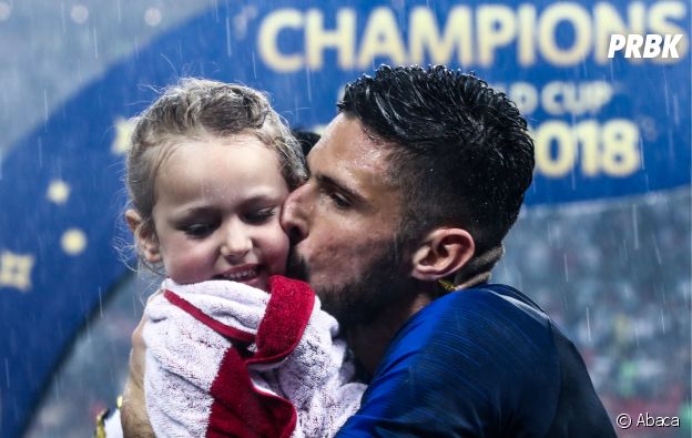 Olivier Giroud et Jade fêtent la victoire des Bleus lors de la Coupe du Monde 2018 le 15 juillet à Moscou