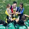 Hugo Lloris et ses filles fêtent la victoire des Bleus lors de la Coupe du Monde 2018 le 15 juillet à Moscou