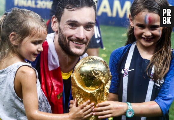 Hugo Lloris et ses filles Anna-Rose et Giuliana fêtent la victoire des Bleus lors de la Coupe du Monde 2018 le 15 juillet à Moscou
