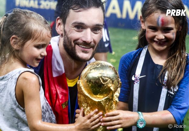 Hugo Lloris et ses filles Anna-Rose et Giuliana fêtent la victoire des Bleus lors de la Coupe du Monde 2018 le 15 juillet à Moscou
