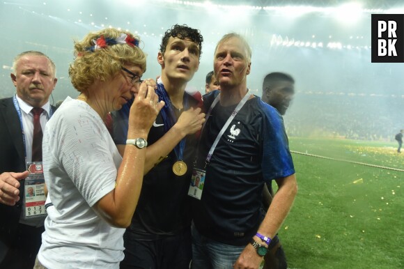 Benjamin Pavard et ses parents fêtent la victoire des Bleus lors de la Coupe du Monde 2018 le 15 juillet à Moscou