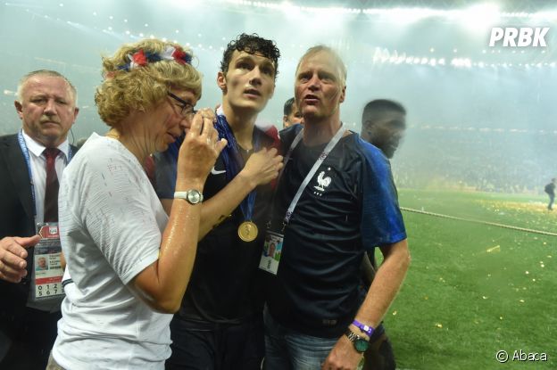 Benjamin Pavard et ses parents fêtent la victoire des Bleus lors de la Coupe du Monde 2018 le 15 juillet à Moscou
