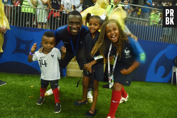 Blaise Matuidi et ses enfants fêtent la victoire des Bleus lors de la Coupe du Monde 2018 le 15 juillet à Moscou