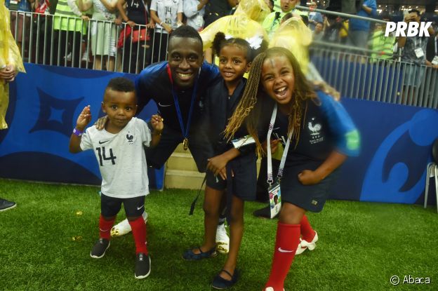 Blaise Matuidi et ses enfants fêtent la victoire des Bleus lors de la Coupe du Monde 2018 le 15 juillet à Moscou