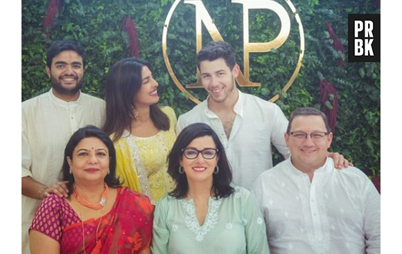 Nick Jonas prend la pose avec la famille de Priyanka Chopra