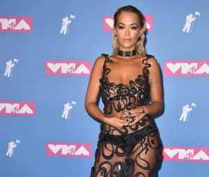 Rita Ora sur le red carpet des MTV VMA 2018.