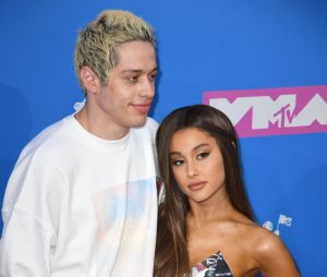 Ariana Grande et son chéri Pete Davidson sur le red carpet des MTV VMA 2018.