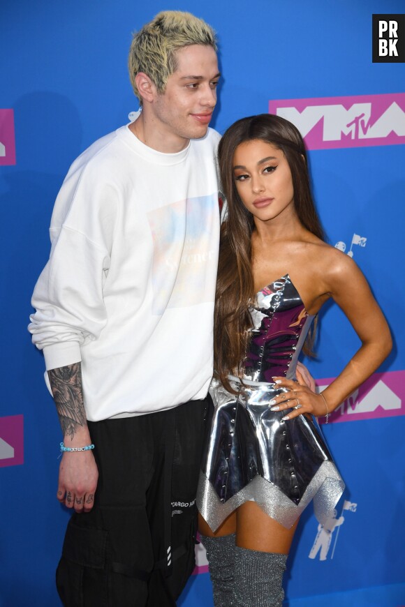 Ariana Grande et son chéri Pete Davidson sur le red carpet des MTV VMA 2018.