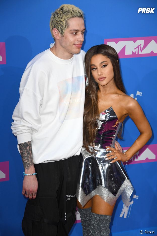 Ariana Grande et son chéri Pete Davidson sur le red carpet des MTV VMA 2018.