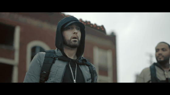 Eminem et Joyner Lucas imités par des clones dans le clip "Lucky You"