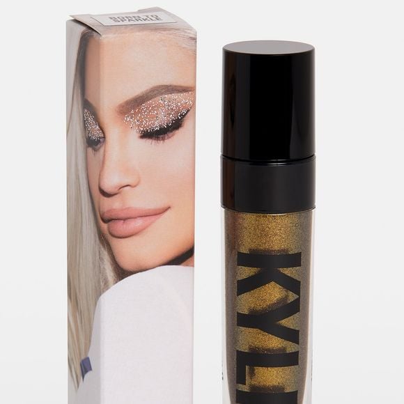 Kylie Jenner attaquée en justice pour son ombre à paupières "Born To Sparkle".