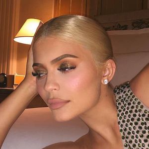 Kylie Jenner attaquée en justice pour son ombre à paupières "Born To Sparkle".