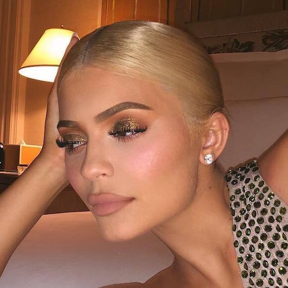Kylie Jenner attaquée en justice pour son ombre à paupières "Born To Sparkle".