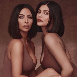 Kim Kardashian et Kylie Jenner annoncent une nouvelle collaboration beauté.