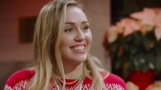 Happy Xmas (War is over) : Miley Cyrus nous offre une chanson de Noël envoûtante