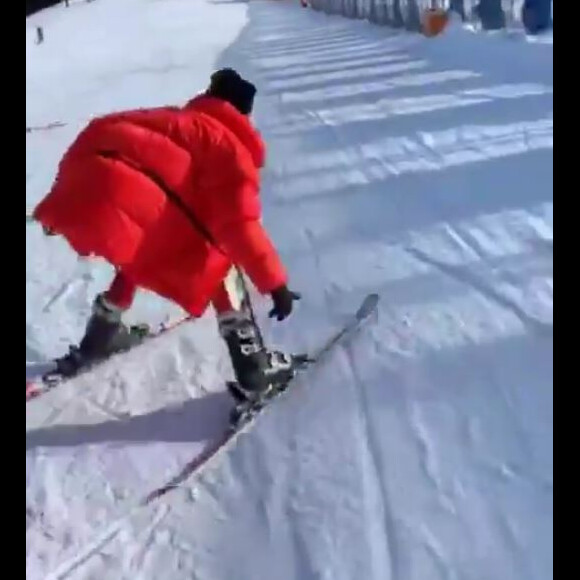 Nabilla Benattia apprend à skier et ses chutes en vidéo sont priceless !