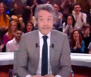 Quotidien : le chroniqueur Pablo Mira se rase la tête direct devant Yann Barthès, choqué.
