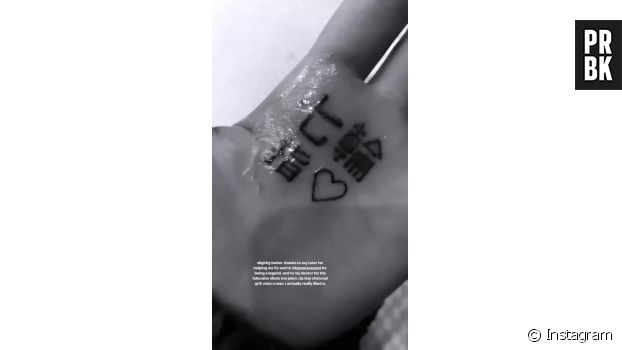 Ariana Grande dévoile son nouveau tatouage... raté, parce qu&#039;au lieu de signifier &quot;7 Rings&quot; comme sa chanson, il veut dire &quot;barbecue&quot; en japonais !