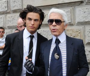 Baptiste Giabiconi pose avec Karl Lagerfeld en 2009
