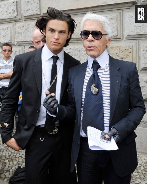 Baptiste Giabiconi pose avec Karl Lagerfeld en 2009