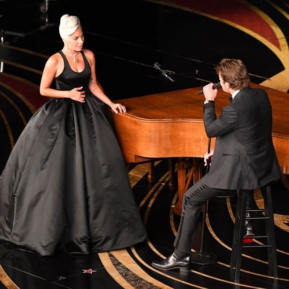 Lady Gaga et Bradley Cooper très proches aux Oscars : leur prestation a semé le doute sur leur relation.
