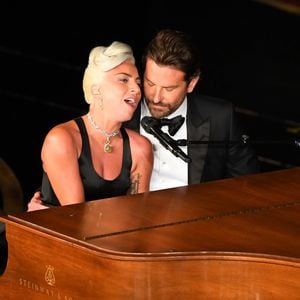 Lady Gaga et Bradley Cooper très proches aux Oscars : leur prestation a semé le doute sur leur relation.
