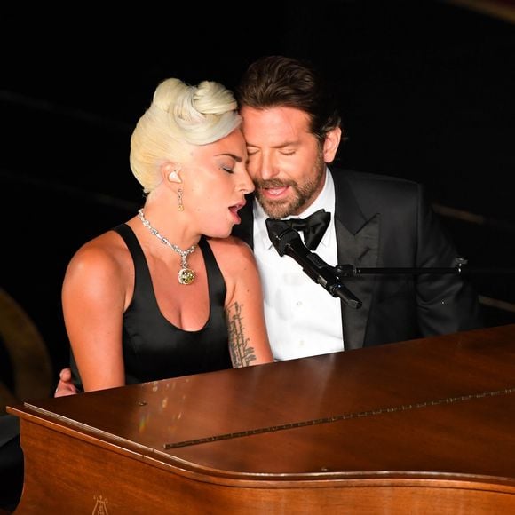 Lady Gaga et Bradley Cooper très proches aux Oscars : leur prestation a semé le doute sur leur relation.