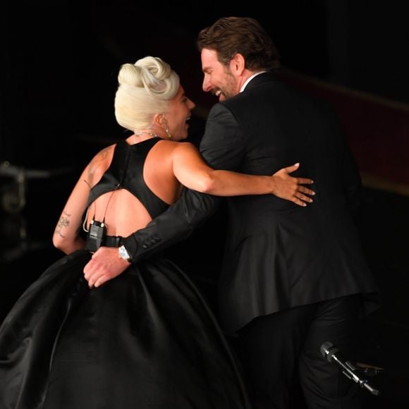 Lady Gaga et Bradley Cooper très proches aux Oscars : leur prestation a semé le doute sur leur relation.