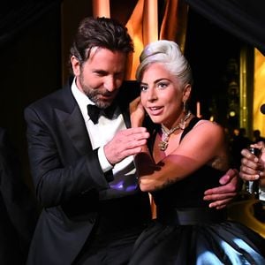 Lady Gaga et Bradley Cooper très proches aux Oscars : leur prestation a semé le doute sur leur relation.