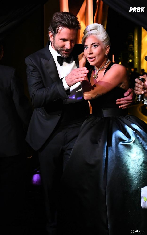 Lady Gaga et Bradley Cooper très proches aux Oscars : leur prestation a semé le doute sur leur relation.