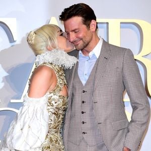 Lady Gaga et Bradley Cooper très proches : même avant le buzz des Oscars, ils n'ont pas caché leur évidente complicité.