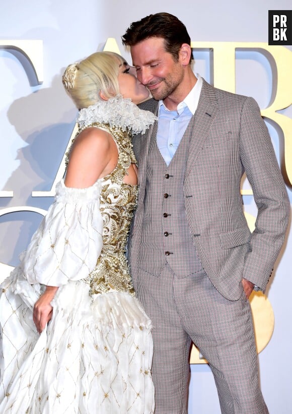 Lady Gaga et Bradley Cooper très proches : même avant le buzz des Oscars, ils n'ont pas caché leur évidente complicité.