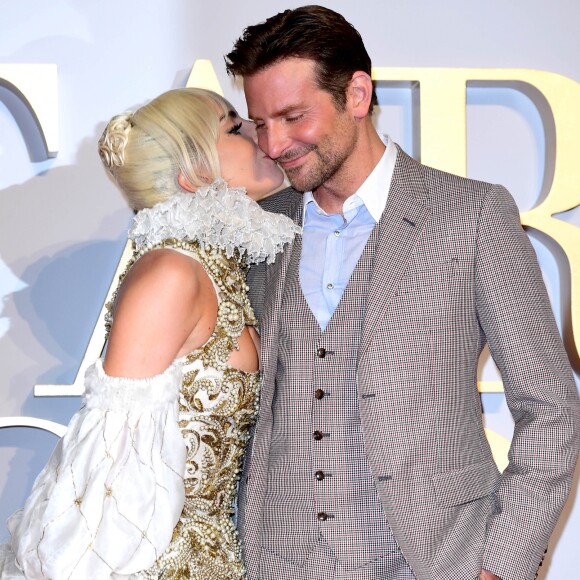 Lady Gaga et Bradley Cooper très proches : même avant le buzz des Oscars, ils n'ont pas caché leur évidente complicité.