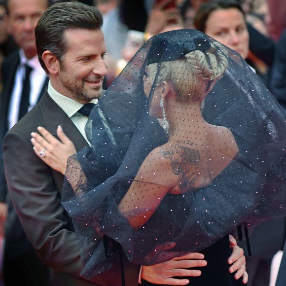 Lady Gaga et Bradley Cooper très proches : même avant le buzz des Oscars, ils n'ont pas caché leur évidente complicité.