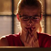 Arrow saison 7 : Stephen Amell et les acteurs en larmes sur le tournage pour le départ de Felicity