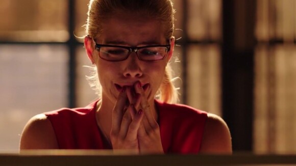 Arrow saison 7 : Stephen Amell et les acteurs en larmes sur le tournage pour le départ de Felicity