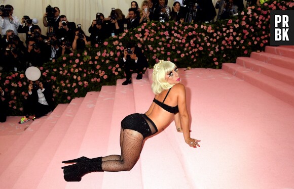 Lady Gaga en lingerie sur le red carpet du Met Gala 2019