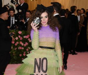 Hailee Steinfeld sur le red carpet du Met Gala 2019